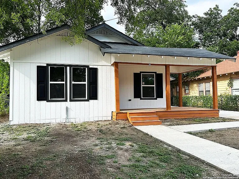 325 Robert E Lee St — Photo 5