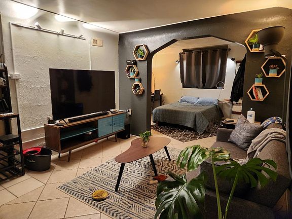 2nd image of 2009 N Vine St APT 4