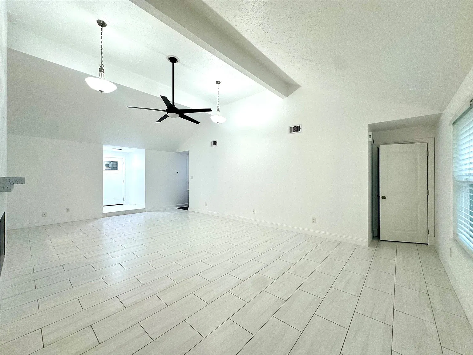 4 bed, 2.0 bath, 1966 sqft, $2,475 — Photo 3