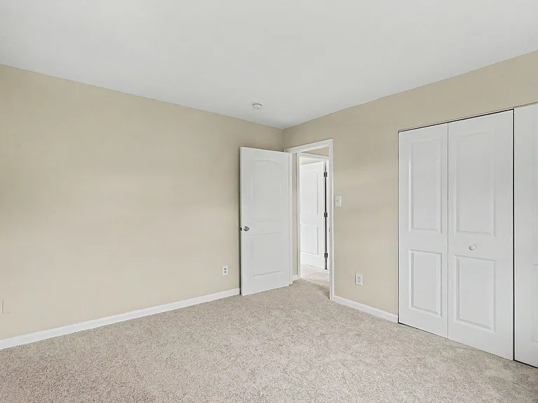 319 Brock Sq — Photo 17