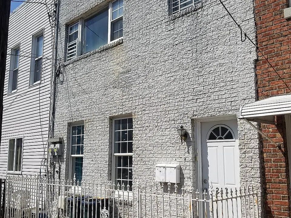 1st image of 242 Griffith St