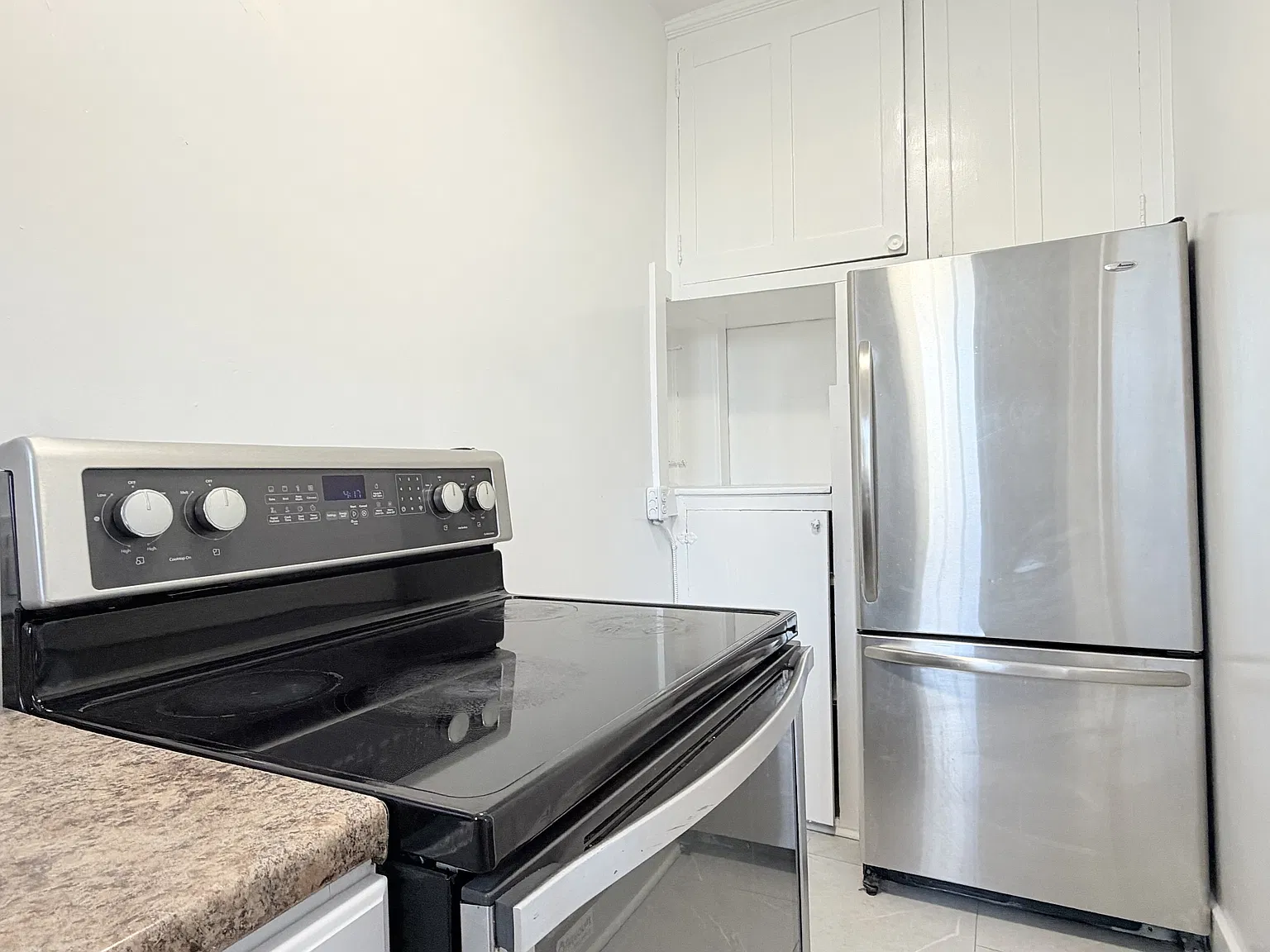 36 Hanna St. W — Photo 1