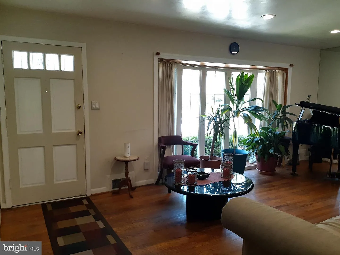 4 bed, 2.5 bath, 2300 sqft, $3,400 — Photo 2
