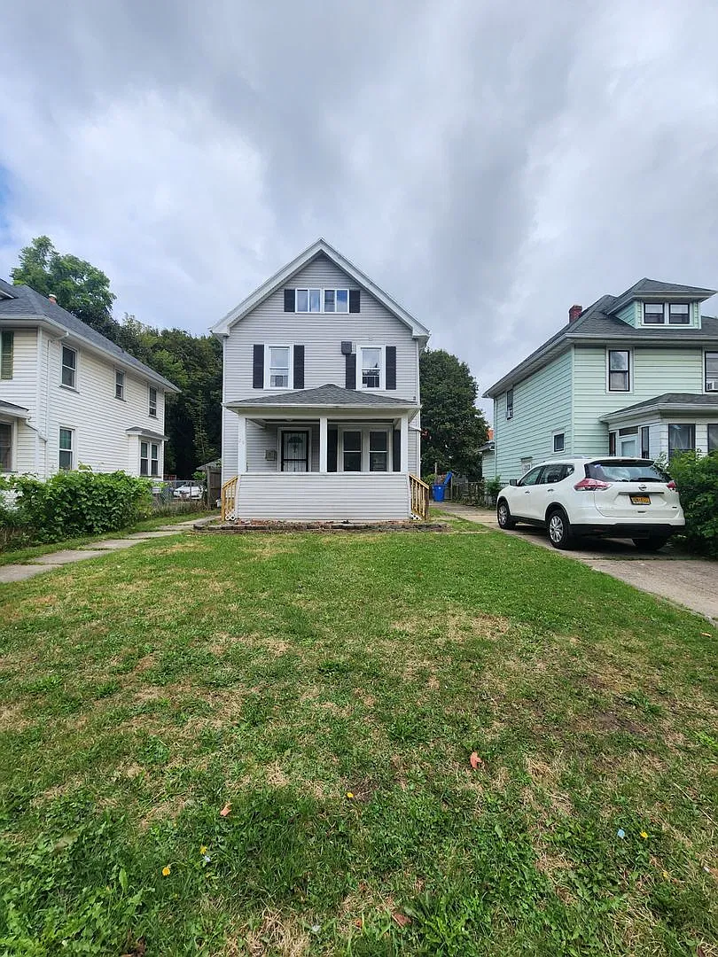Three Bedroom Single Family Home! — Photo 1