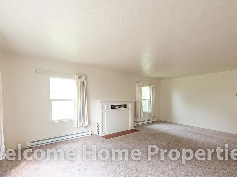 36 NE Ash Ave — Photo 2