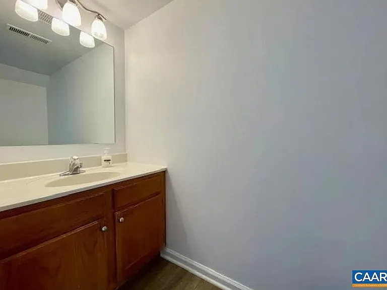 943 Rives St — Photo 11
