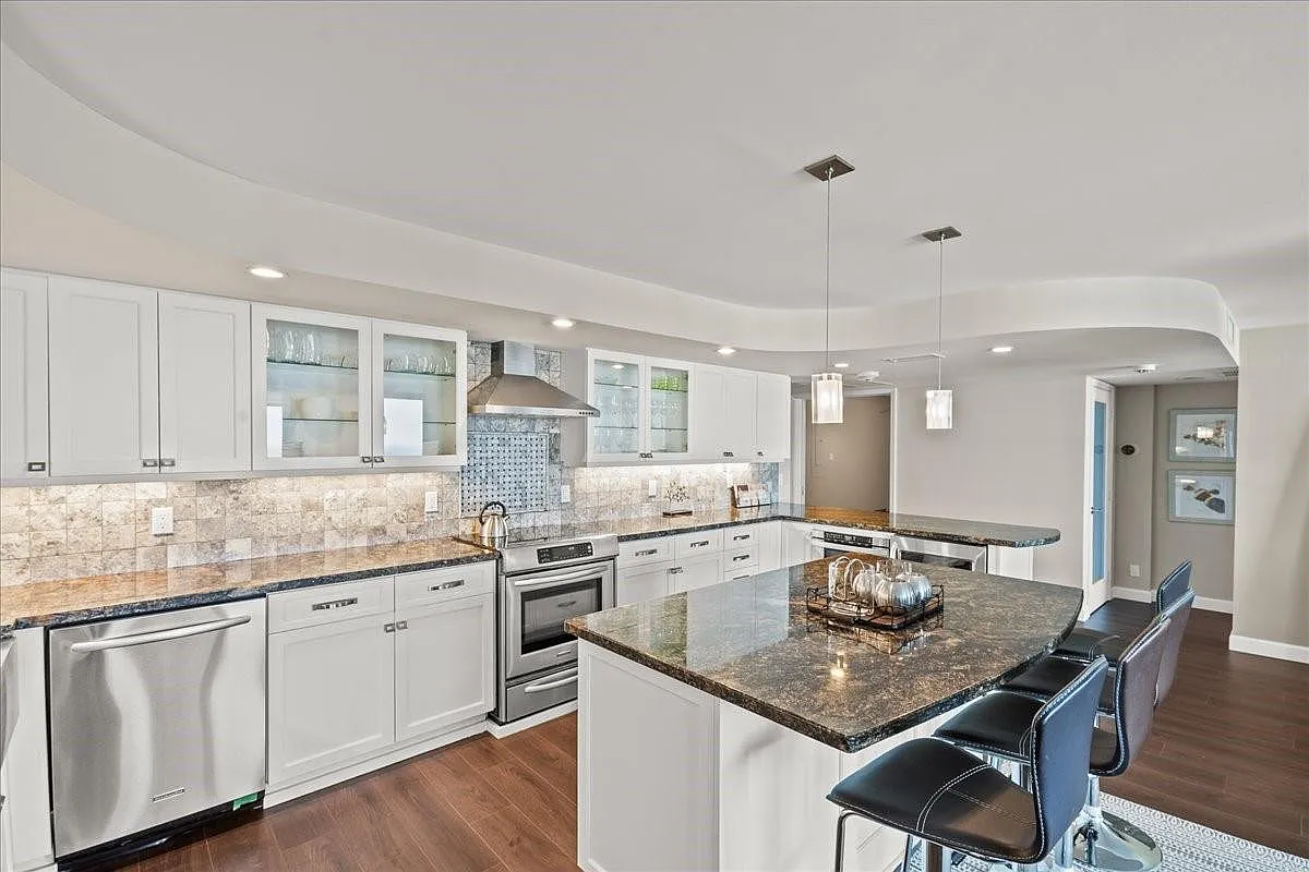 3 bed, 3.0 bath, 1920 sqft, $6,800 — Photo 3