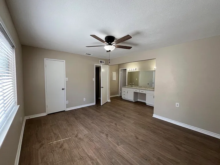 515 English Oak St — Photo 8