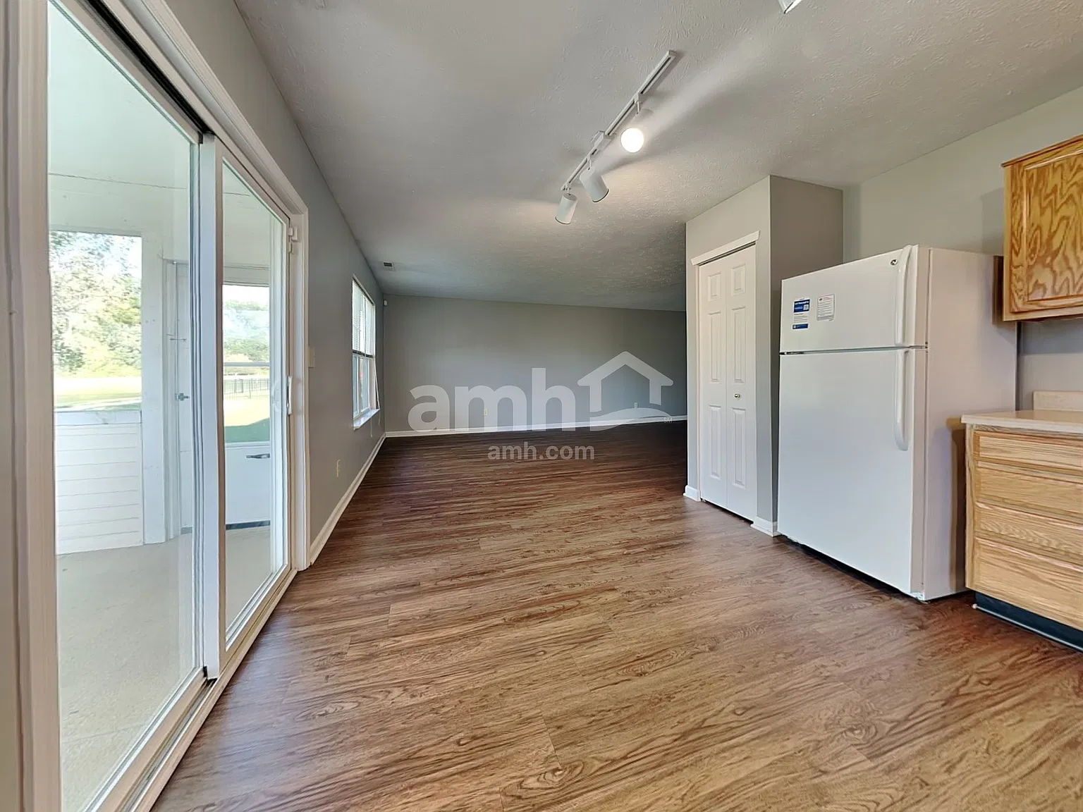 3 bed, 2.0 bath, 1450 sqft, $1,945 — Photo 4