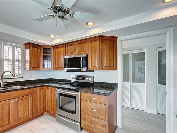 3rd image of 44 Yacht Club Dr APT 414