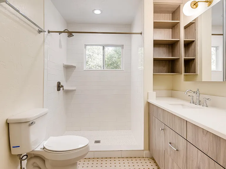 1110 Main St — Photo 15