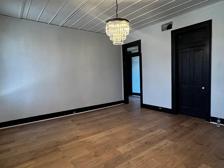 421 E Henderson St — Photo 3