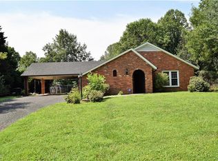 148 Queen St, Pinnacle, NC 27043