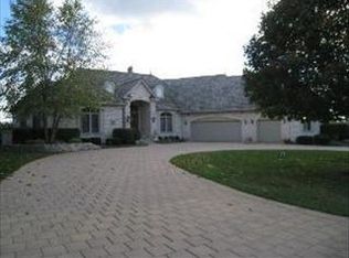 230 Boulder Dr, Lake In The Hills, IL 60156