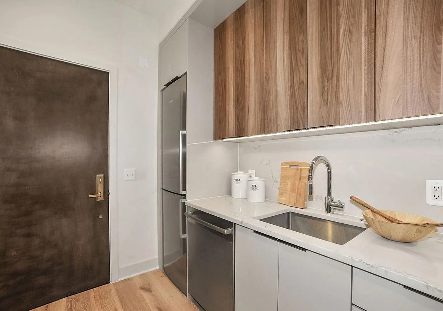 One Bedroom Condo in the Heart of the City + Rooftop Deck **Half Month Free on 12 Month Lease** — Photo 4