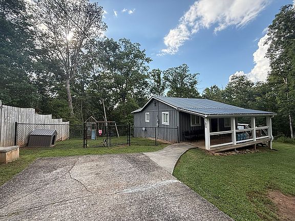 2nd image of 380 Pine Ridge Dr