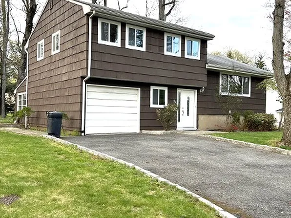 56 Fairway Dr, East Hanover, NJ 07936