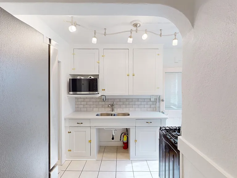 Lovely, Large, & Bright 1 Bed in Beautiful Downtown Courtyard Complex — Photo 9