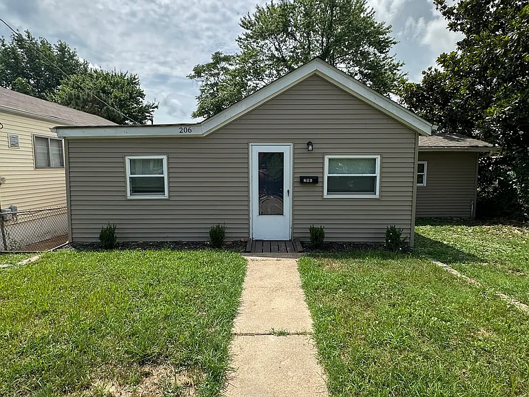 206 W Holden Ave — Photo 1