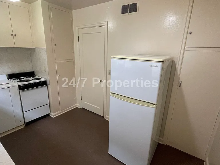 3425 SW 11th Ave #4 — Photo 6