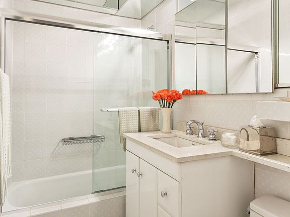 5th image of 200 E 78th St APT 11B