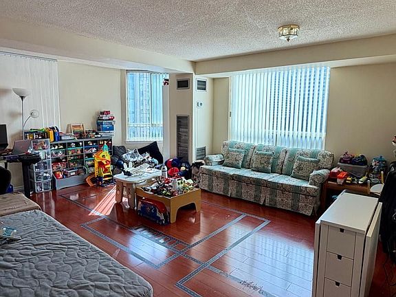2nd image of 633 Bay St Unit 1111
