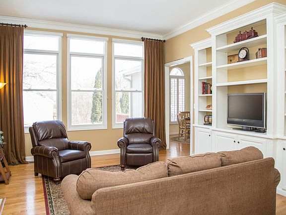 2nd image of 1036 Oxford Ct