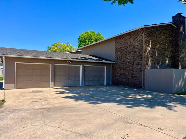 2214 Dover Dr, Hutchinson, KS 67502
