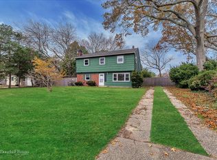 52 Van Bomel Blvd, Oakdale, NY 11769