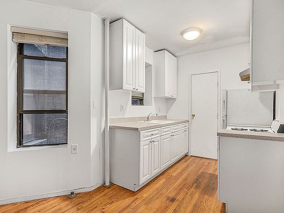 3rd image of 336 W 49th St APT 2RW