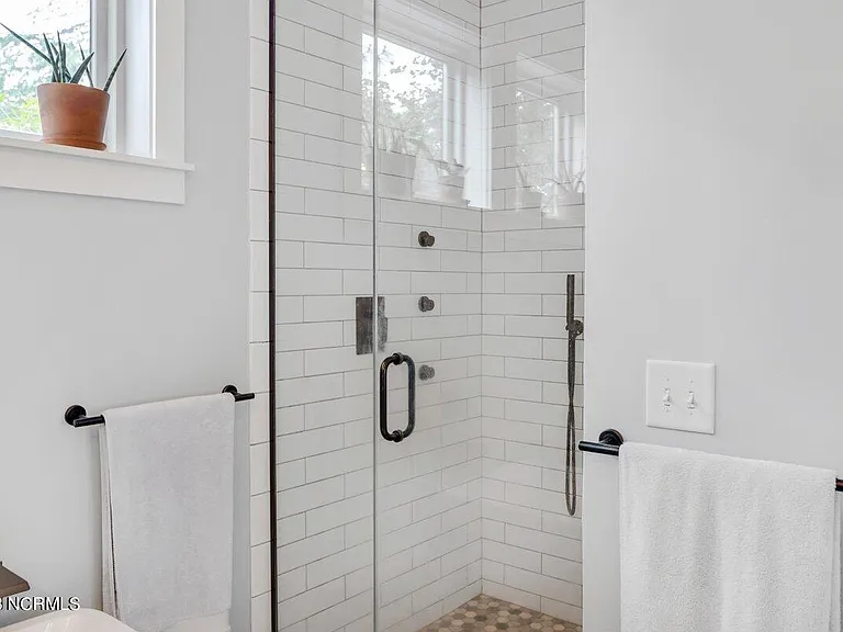 180 E Delaware Ave — Photo 15