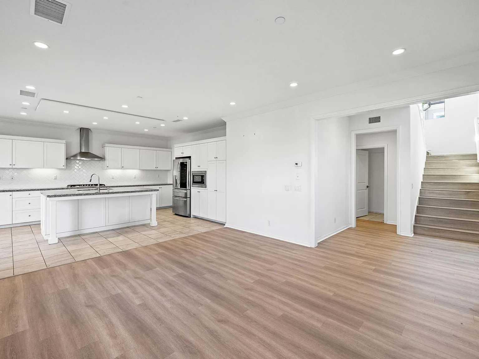 3 bed, 2.5 bath, 1810 sqft, $4,900 — Photo 3
