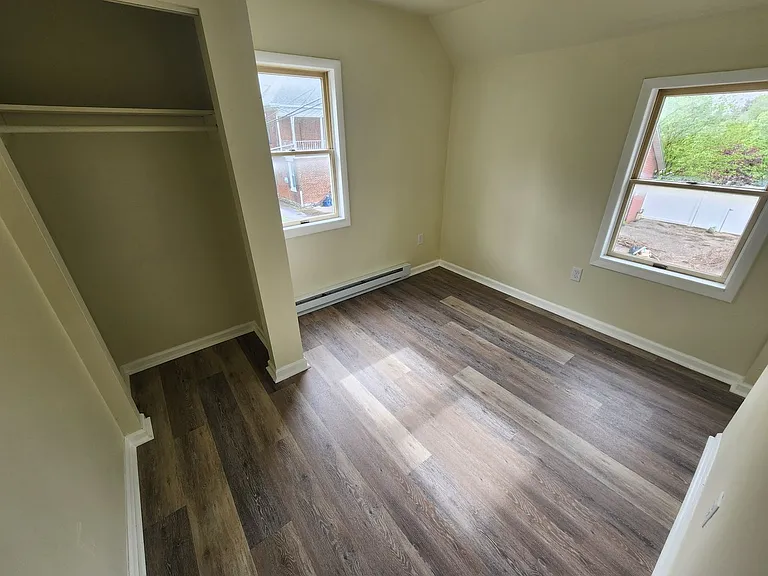 383-385 Tolbert Ave — Photo 10