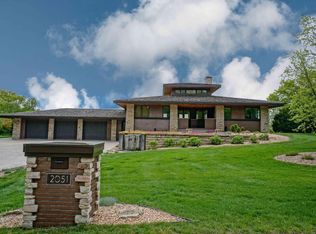 2051 Hillside Dr, Delafield, WI 53018