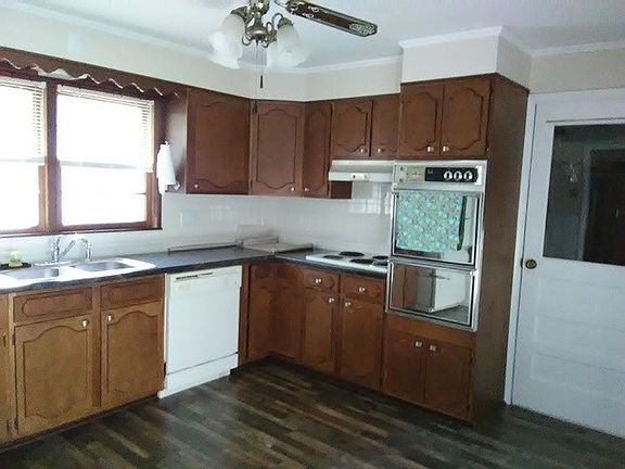4th image of 404 Peacher St
