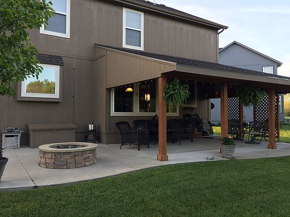 Covered patio w/fire pit