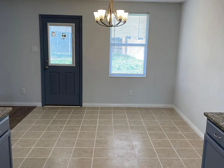 2112 W Grove Ln — Photo 10