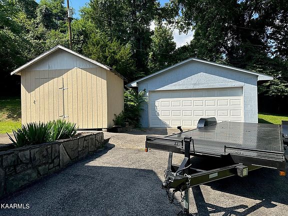 3rd image of 2364 Greenfield Ln