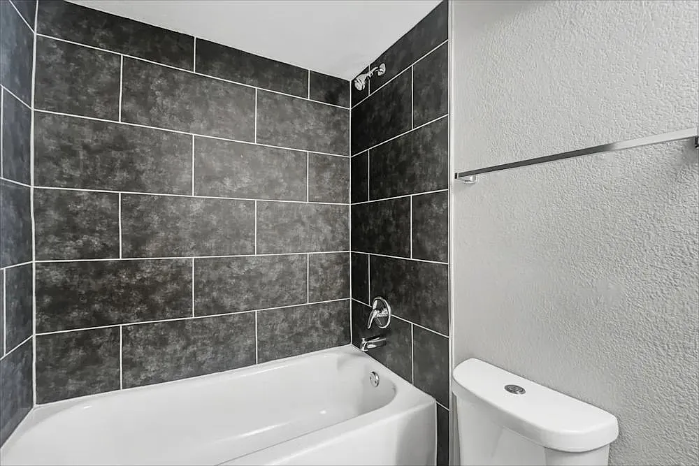 4 bed, 2.5 bath, 1902 sqft, $2,979 — Photo 3