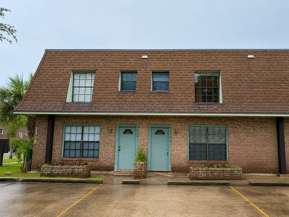 1300 Arlington Ln NE #102