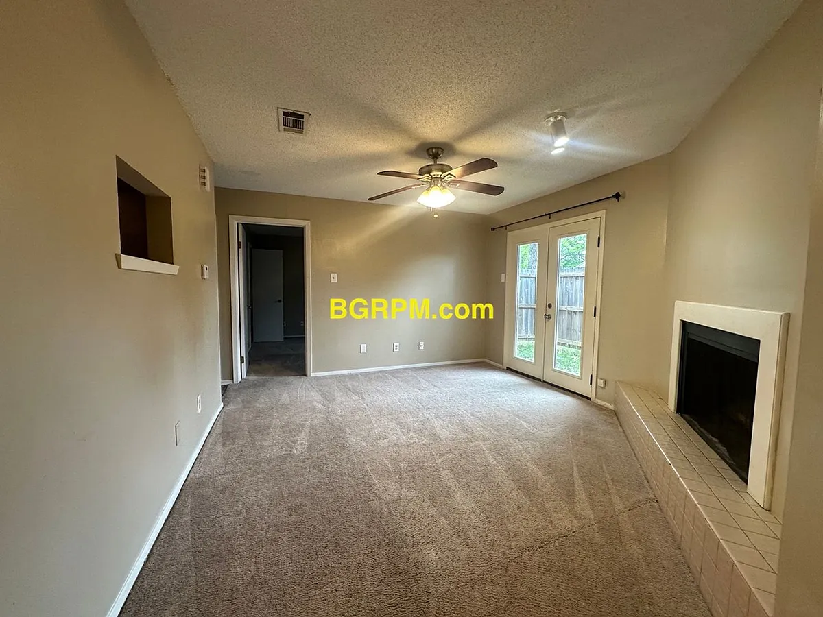Building Photo - 402 Shadow Oaks Dr