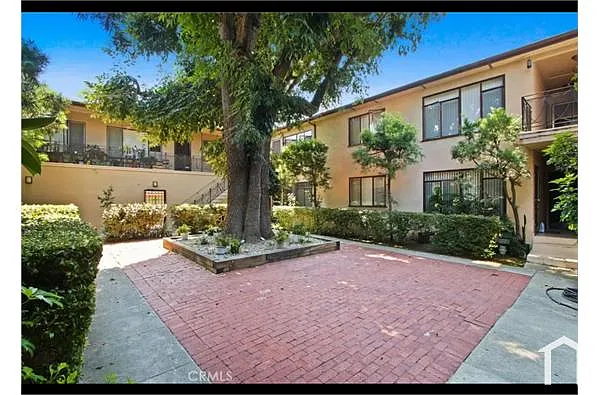 Building Photo - 1118 S Fairfax Ave #16