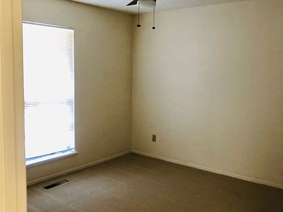 3rd image of 1017 W Poe St
