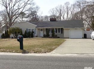 182 N Evergreen Dr, Selden, NY 11784