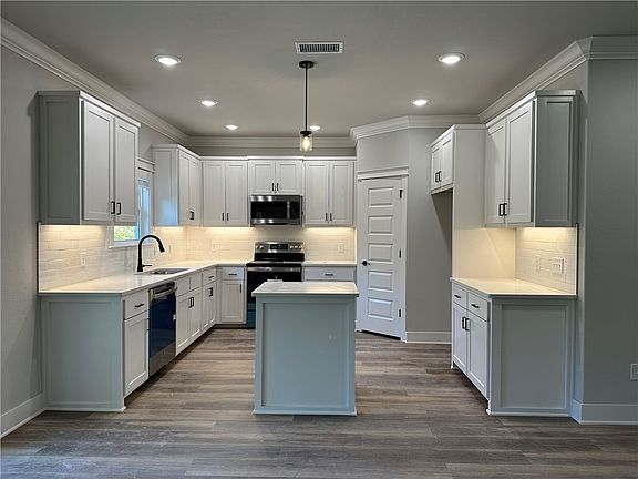3rd image of 33 Sandridge Dr