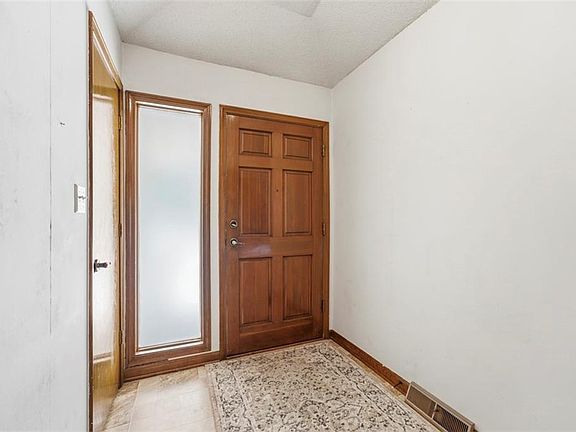 4th image of 105 SE Colony Dr