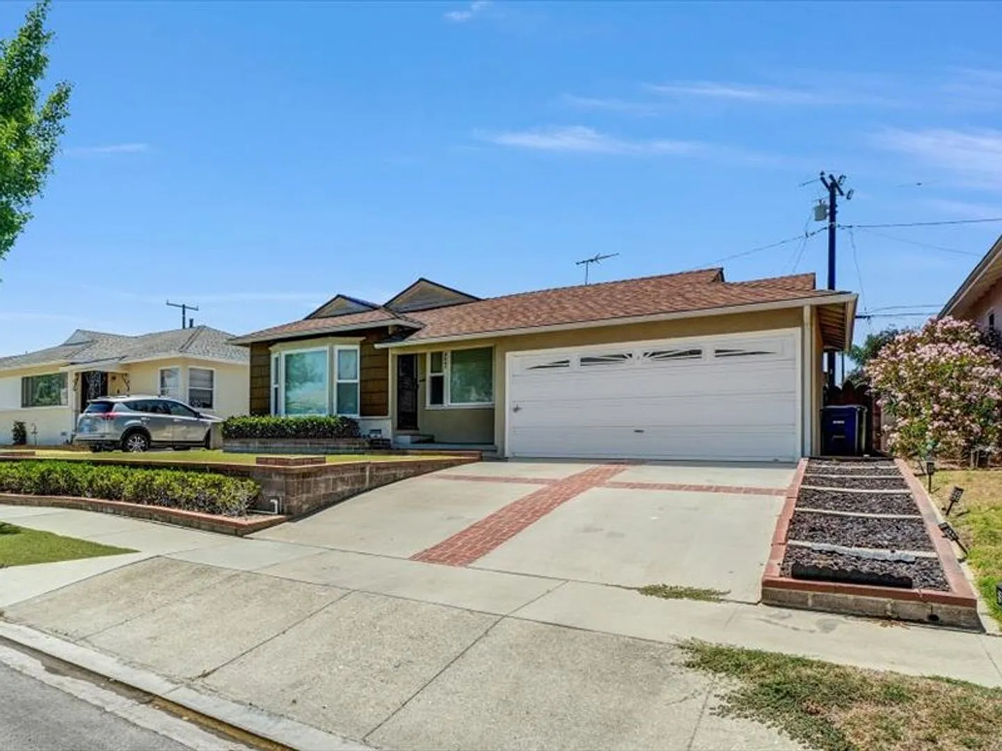 $4,295! Upgraded Lakewood Living 2 Bedroom 1 Bathroom Home! 90713! — Photo 2