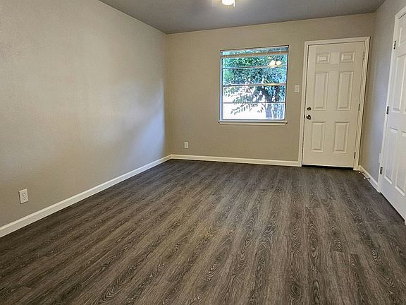5th image of 2811 Woodbury Dr APT 302