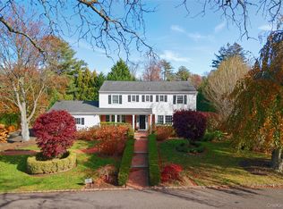 6 Flamingo Rd, Roslyn, NY 11576