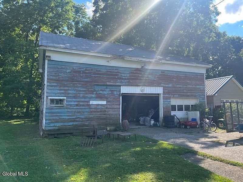 5th image of 126 Scribner Avenue
